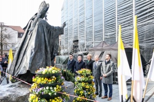 marszałek Witold kozłowski pod pomnikiem Jana pawła 